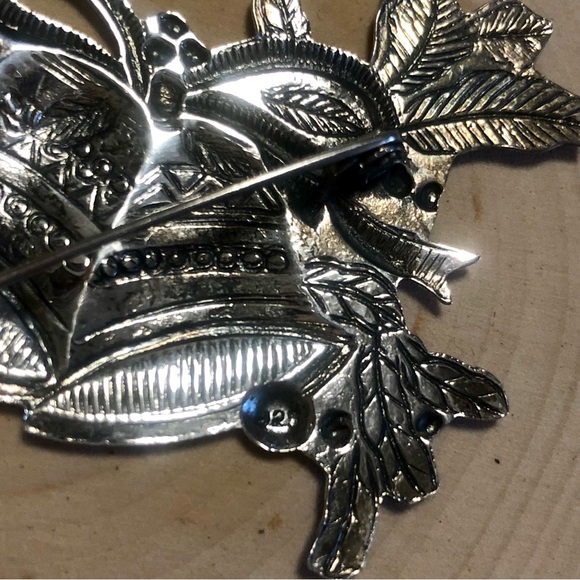 Rare Sterling Silver Bells and Holly Christmas Brooch - Picture 4 of 8